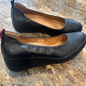 Vionic Women's Black Leather wedge